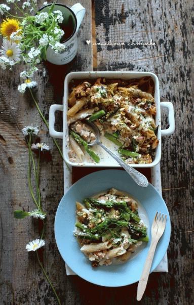 Zdjęcie - Zapiekanka z makaronem, łososiem, szparagami, sosem śmietanowo-serowym i pistacjami - Przepisy kulinarne ze zdjęciami