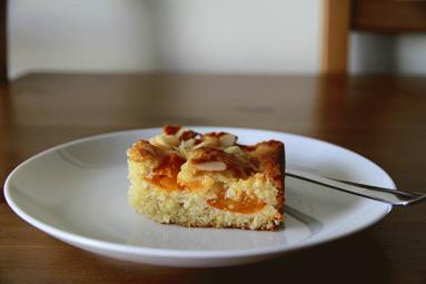 Zdjęcie - Ciasto morelowo-migdałowe na  maślance - Przepisy kulinarne ze zdjęciami