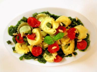 Zdjęcie - Tortelloni z zielonym pesto i warzywami - Przepisy kulinarne ze zdjęciami