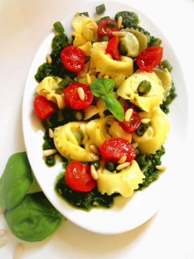 Zdjęcie - Tortelloni z zielonym pesto i warzywami - Przepisy kulinarne ze zdjęciami
