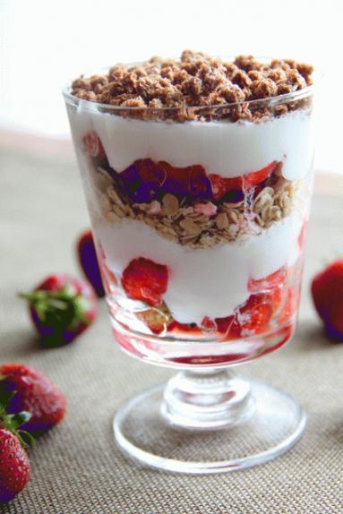 Zdjęcie - Płatki owsiane z truskawkami i jogurtem - Przepisy kulinarne ze zdjęciami