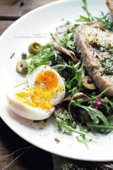 Zdjęcie - Sałatka nicejska. Ze świeżym tuńczykiem i jajkiem. - Przepisy kulinarne ze zdjęciami
