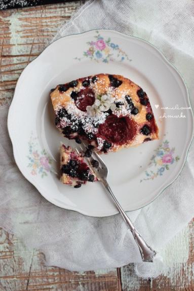Zdjęcie - Ciasto z mrożonymi jagodami i truskawkami - Przepisy kulinarne ze zdjęciami
