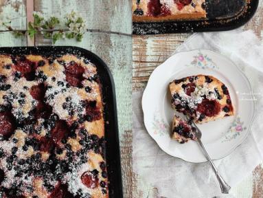 Zdjęcie - Ciasto z mrożonymi jagodami i truskawkami - Przepisy kulinarne ze zdjęciami