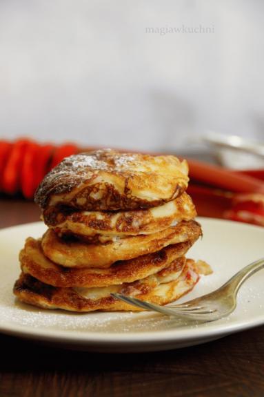 Zdjęcie - Pancakes z rabarbarem, ricottą... - Przepisy kulinarne ze zdjęciami
