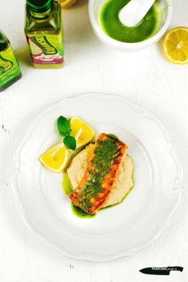 Zdjęcie - Łosoś smażony z sosem ziołowym - Przepisy kulinarne ze zdjęciami