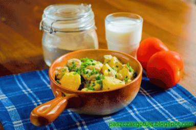 Zdjęcie - Bób z młodymi ziemniakami i zsiadłym mlekiem - Przepisy kulinarne ze zdjęciami