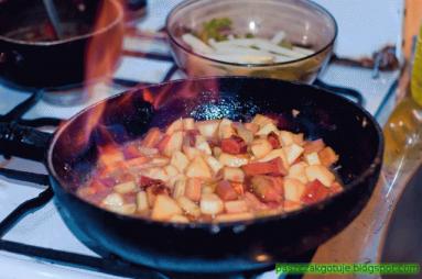 Zdjęcie - Crumble z rabarbarem, jabłkami i truskawkami - Przepisy kulinarne ze zdjęciami