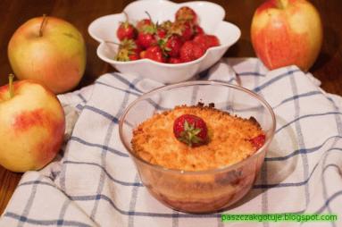 Zdjęcie - Crumble z rabarbarem, jabłkami i truskawkami - Przepisy kulinarne ze zdjęciami