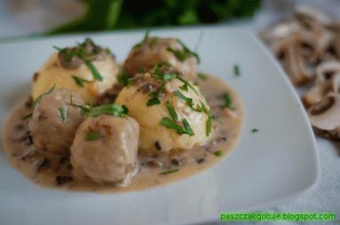 Zdjęcie - Klopsiki z serem żóltym w sosie pieczarkowym - Przepisy kulinarne ze zdjęciami