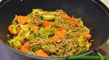 Zdjęcie - Veggie yakisoba (czyli smażony makaron z warzywami) - Przepisy kulinarne ze zdjęciami