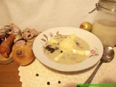 Zdjęcie - Żurek na kiełbasie z maślanka - Przepisy kulinarne ze zdjęciami