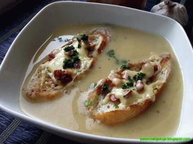 Zdjęcie - Zupa czosnkowo – cebulowa - Przepisy kulinarne ze zdjęciami