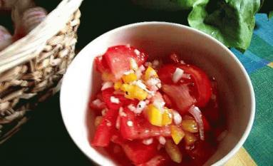 Zdjęcie - Prosta sałatka z pomidorów - Przepisy kulinarne ze zdjęciami