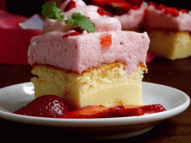 Zdjęcie - Magiczne ciasto  z truskawkową pianką - Przepisy kulinarne ze zdjęciami
