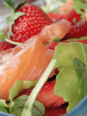Zdjęcie - Sałatka z rukoli, truskawek i łososia - Przepisy kulinarne ze zdjęciami