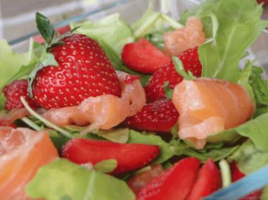 Zdjęcie - Sałatka z rukoli, truskawek i łososia - Przepisy kulinarne ze zdjęciami