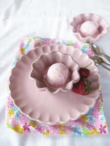 Zdjęcie - Domowe lody truskawkowe bez jajek - Przepisy kulinarne ze zdjęciami