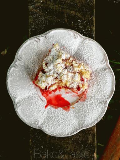 Zdjęcie - Kruche z truskawkami i kruszonką - Przepisy kulinarne ze zdjęciami
