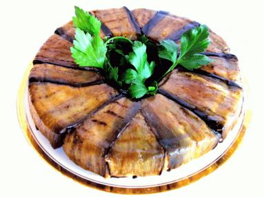 Zdjęcie - Bakłażanowy wieniec zapiekany z makaronem i sosem mięsnym - Przepisy kulinarne ze zdjęciami