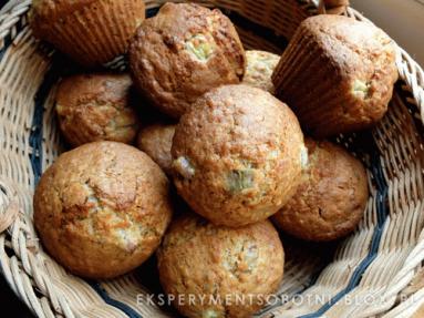 Zdjęcie - piknik z muffinkami w tle - Przepisy kulinarne ze zdjęciami