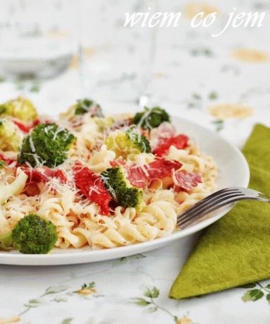 Zdjęcie - Fusilli w sosie serowym z brokułami i szynką włoską - Przepisy kulinarne ze zdjęciami