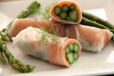 Zdjęcie - Spring rolls z łososiem i szparagami - Przepisy kulinarne ze zdjęciami