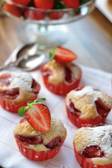 Zdjęcie - Jogurtowe babeczki z truskawkami - Przepisy kulinarne ze zdjęciami