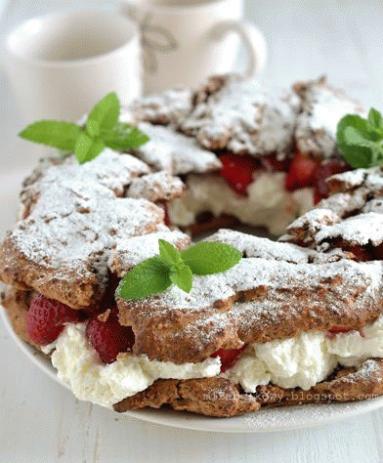 Zdjęcie - Orzechowy wieniec z truskawkami - Przepisy kulinarne ze zdjęciami