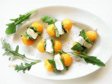 Zdjęcie - Mini szaszłyki z melona i sera feta - Przepisy kulinarne ze zdjęciami