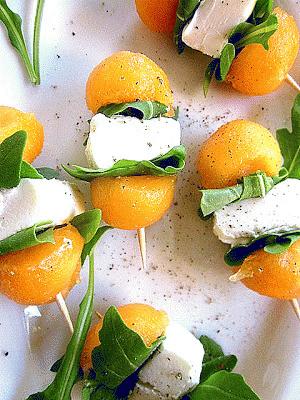 Zdjęcie - Mini szaszłyki z melona i sera feta - Przepisy kulinarne ze zdjęciami