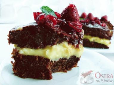 Zdjęcie - Ciasto czekoladowe z kremem karpatkowym i truskawkami - Przepisy kulinarne ze zdjęciami