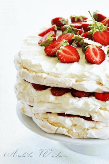 Zdjęcie - Bezowy tort z truskawkami - Przepisy kulinarne ze zdjęciami
