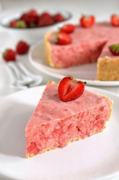 Zdjęcie - Ciasto z musem rabarbarowo-truskawkowym - Przepisy kulinarne ze zdjęciami