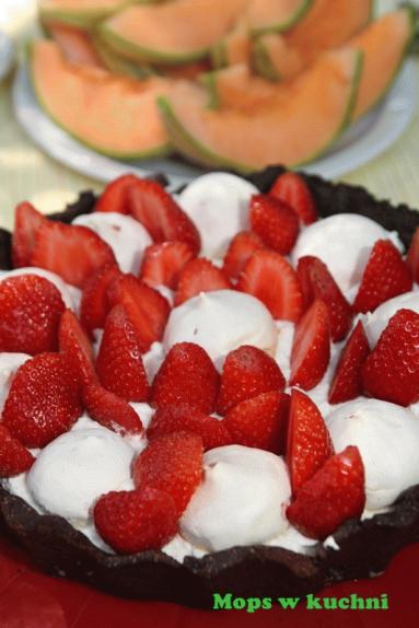 Zdjęcie - Tarta czekoladowa z bitą śmietaną i truskawkami - Przepisy kulinarne ze zdjęciami