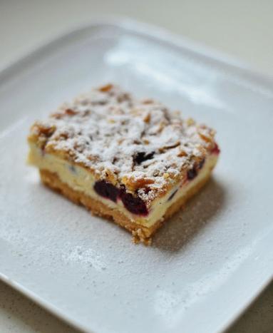 Zdjęcie - Kruche ciasto z budyniową pianką i wiśniami - Przepisy kulinarne ze zdjęciami