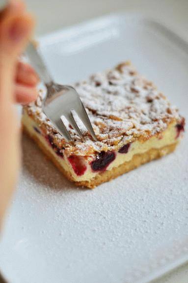 Zdjęcie - Kruche ciasto z budyniową pianką i wiśniami - Przepisy kulinarne ze zdjęciami