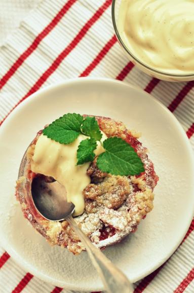 Zdjęcie - Rabarbar z truskawkami pod kruszonką (crumble) - Przepisy kulinarne ze zdjęciami