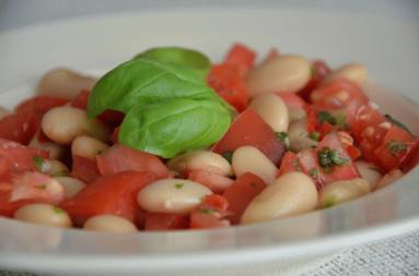 Zdjęcie - Sałatka z fasoli i pomidorów z chili i bazylią - Przepisy kulinarne ze zdjęciami