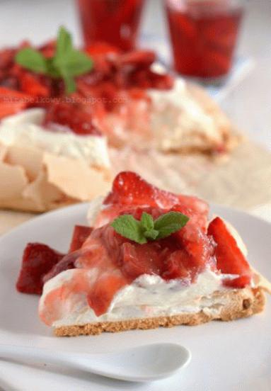 Zdjęcie - Pavlova z truskawkami i rabarbarem - Przepisy kulinarne ze zdjęciami