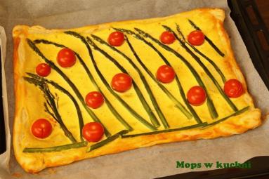 Zdjęcie - Tarta z zielonymi szparagami i pomidorkami koktajlowymi - Przepisy kulinarne ze zdjęciami
