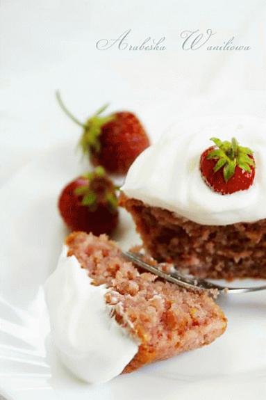 Zdjęcie - Babeczki truskawkowe - Przepisy kulinarne ze zdjęciami
