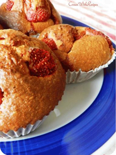 Zdjęcie - Owsiane muffiny z truskawkami (bez mąki) - Przepisy kulinarne ze zdjęciami