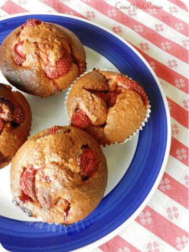 Zdjęcie - Owsiane muffiny z truskawkami (bez mąki) - Przepisy kulinarne ze zdjęciami