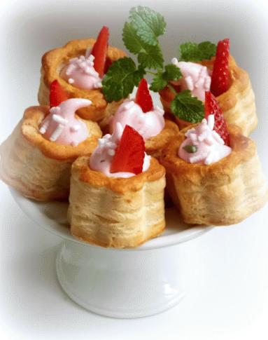 Zdjęcie - Vol-au-vent z fużeliną i pianką truskawkową. - Przepisy kulinarne ze zdjęciami