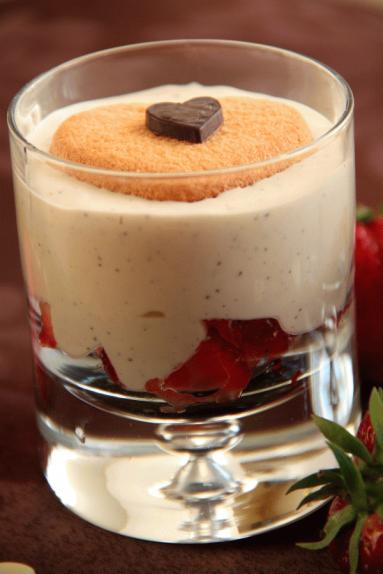 Zdjęcie - Deser z truskawkami i kawowym kremem z mascarpone - Przepisy kulinarne ze zdjęciami