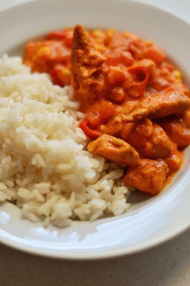 Zdjęcie - Curry z kurczaka, z kukurydzą i pomidorami - Przepisy kulinarne ze zdjęciami