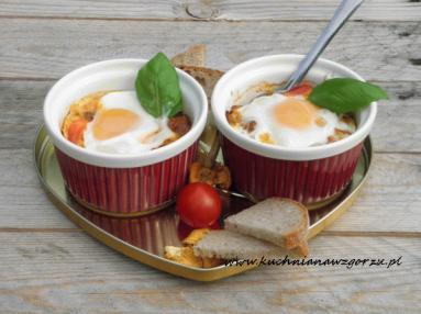 Zdjęcie - Jajka zapiekane z kurkami - Przepisy kulinarne ze zdjęciami