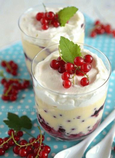 Zdjęcie - Trifle z porzeczkami i jagodami - Przepisy kulinarne ze zdjęciami