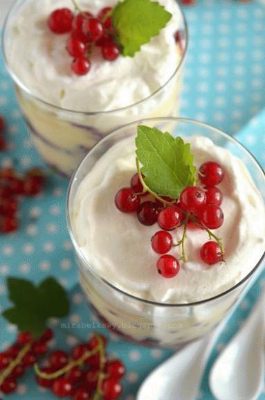 Zdjęcie - Trifle z porzeczkami i jagodami - Przepisy kulinarne ze zdjęciami